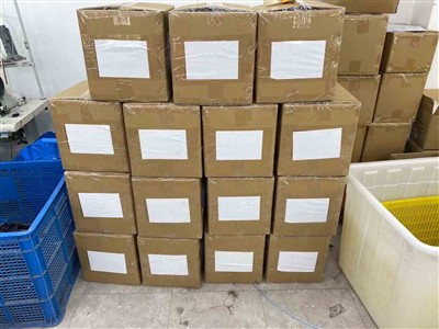 15,000db 1 hüvelykes racsnis rögzítőpántok szállításra készen